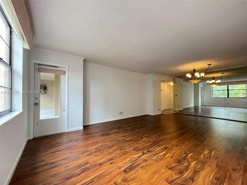 For Rent: $2,500 (2 beds, 2 baths, 1137 Square Feet)