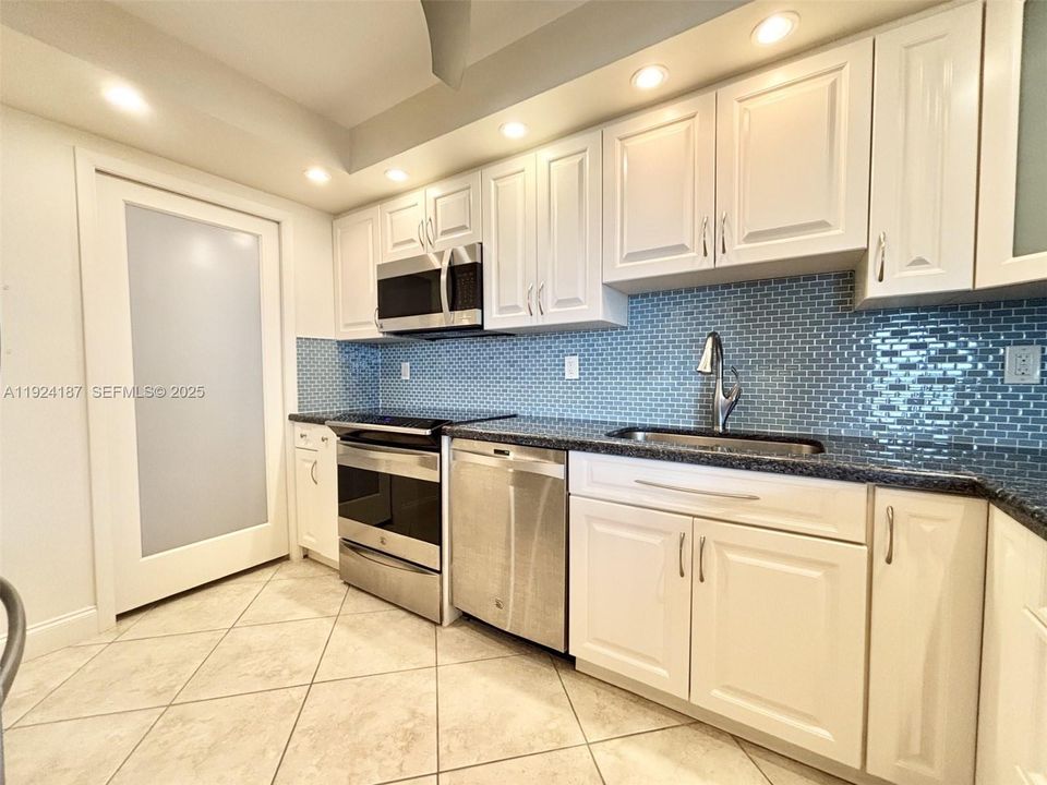 На продажу: $749,000 (2 спален, 2 ванн, 1173 Квадратных фут)