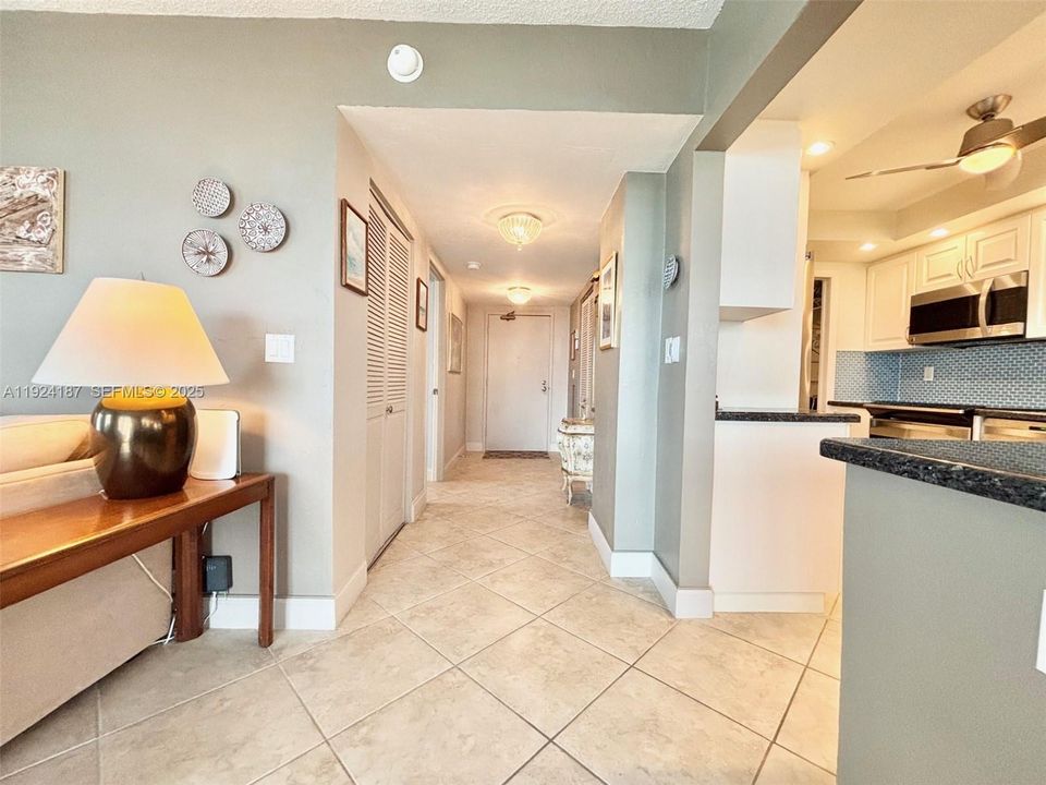 На продажу: $749,000 (2 спален, 2 ванн, 1173 Квадратных фут)