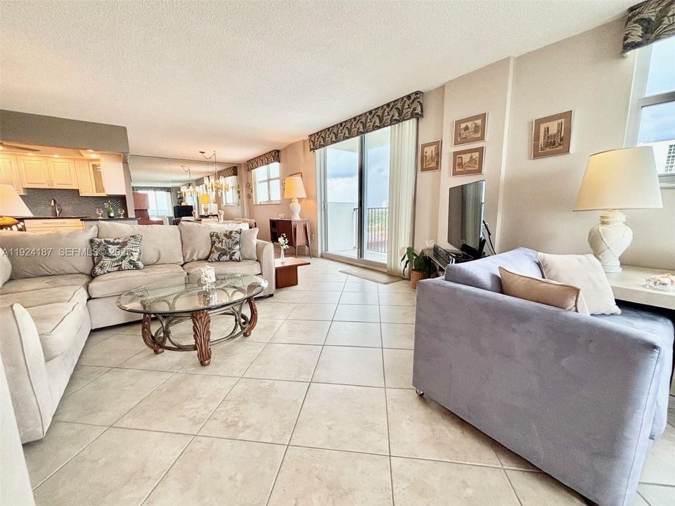 На продажу: $749,000 (2 спален, 2 ванн, 1173 Квадратных фут)