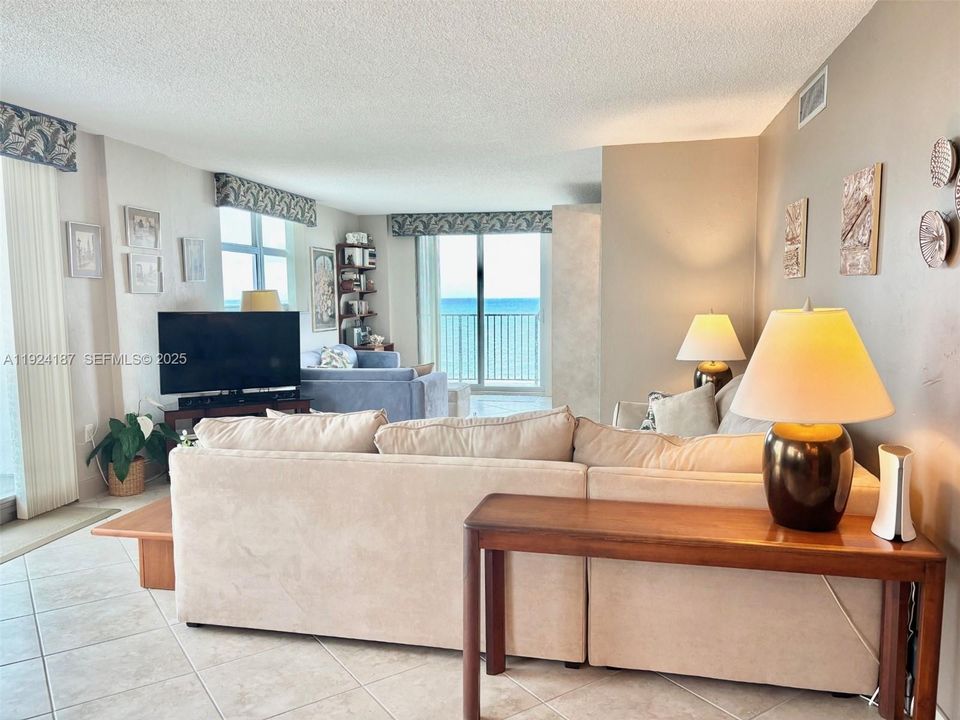 На продажу: $749,000 (2 спален, 2 ванн, 1173 Квадратных фут)