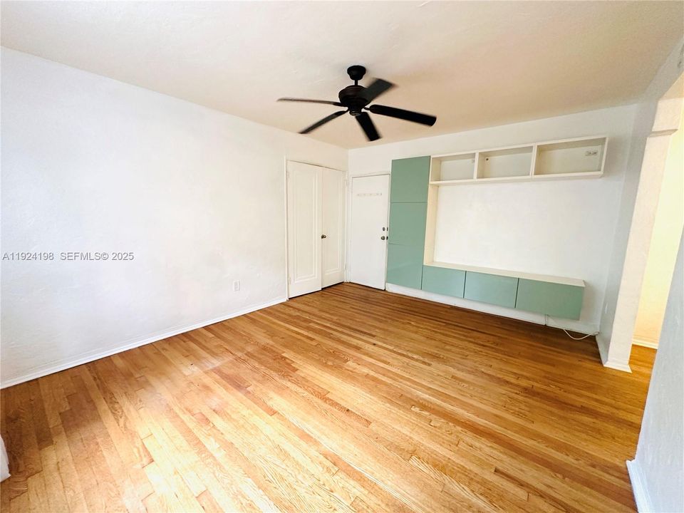 出租: $1,750 (0 贝兹, 1 浴室, 364 平方英尺)