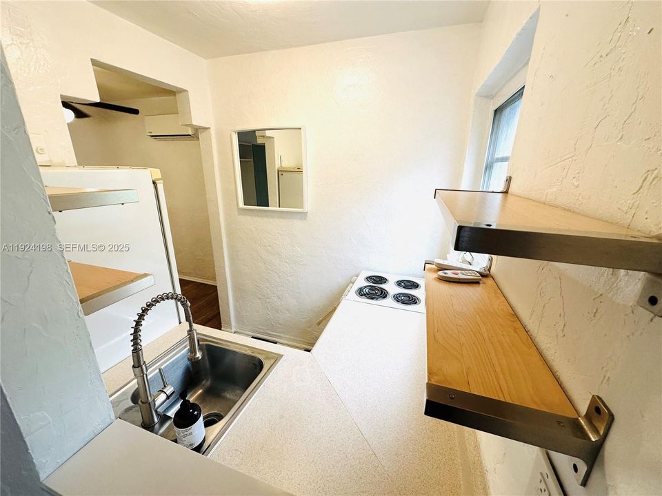 出租: $1,750 (0 贝兹, 1 浴室, 364 平方英尺)