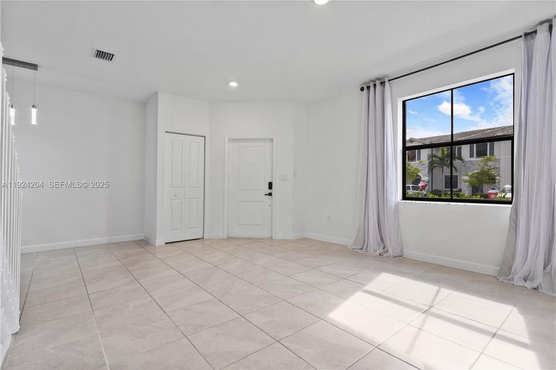 En Venta: $389,990 (3 camas, 2 baños, 1612 Pies cuadrados)