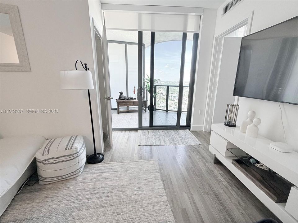 For Rent: $4,500 (1 beds, 1 baths, 681 Square Feet)