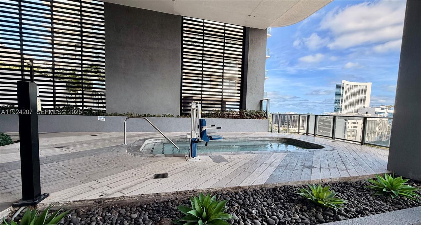 For Rent: $4,500 (1 beds, 1 baths, 681 Square Feet)