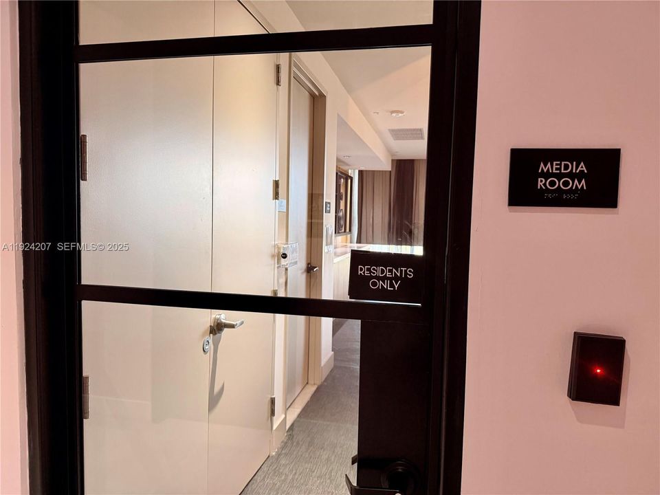 For Rent: $4,500 (1 beds, 1 baths, 681 Square Feet)