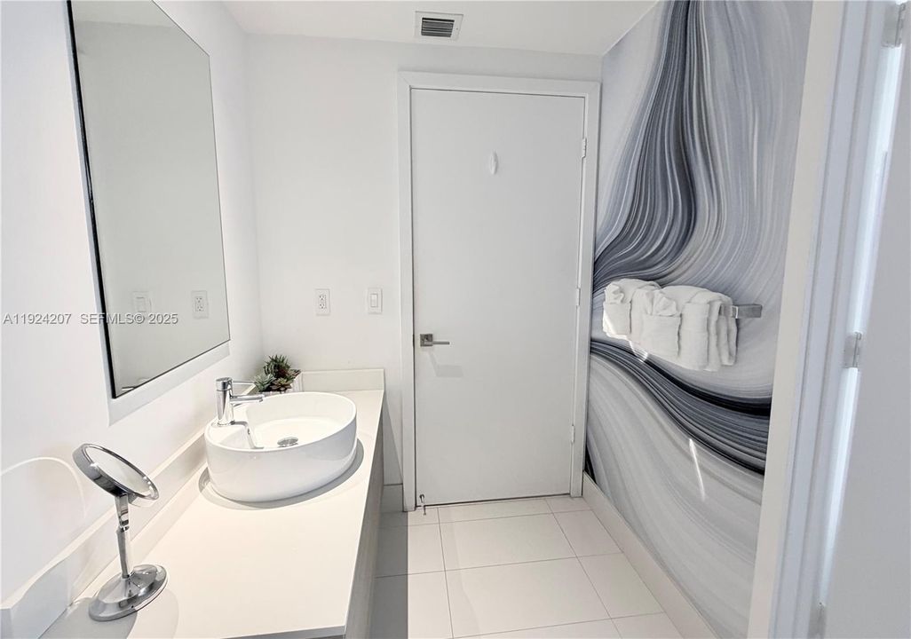 For Rent: $4,500 (1 beds, 1 baths, 681 Square Feet)