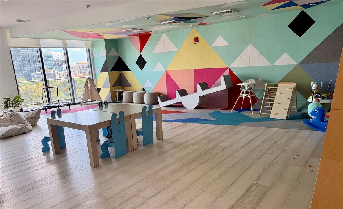 For Rent: $4,500 (1 beds, 1 baths, 681 Square Feet)