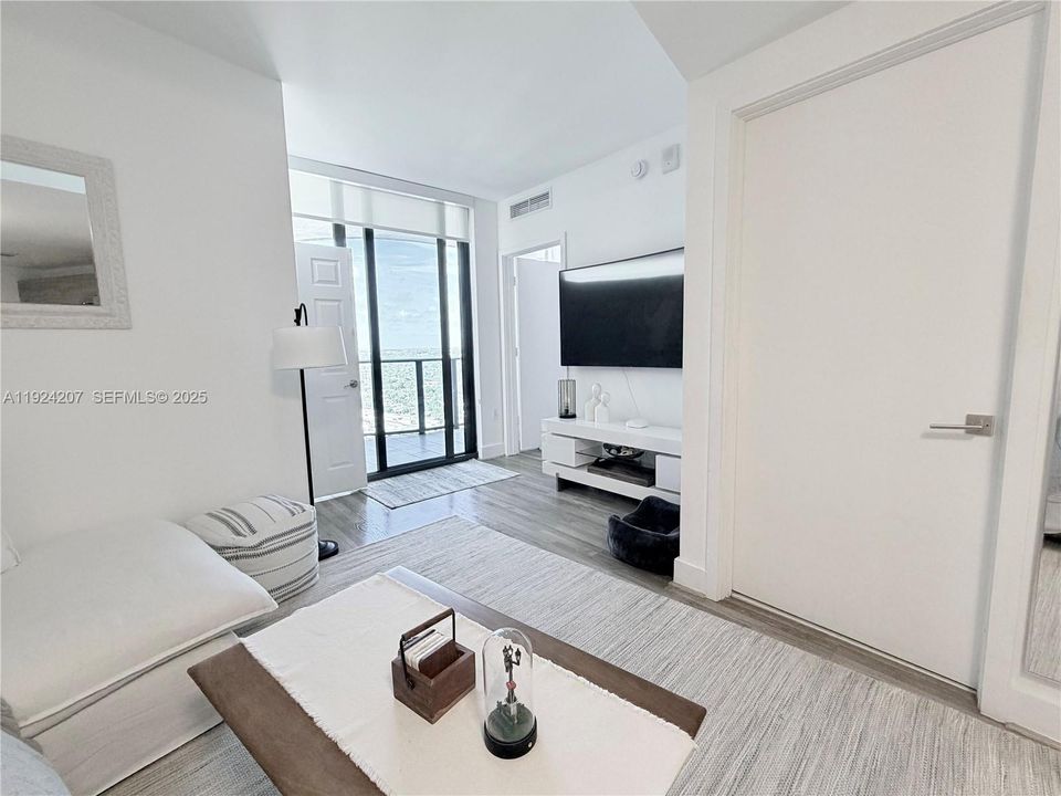 For Rent: $4,500 (1 beds, 1 baths, 681 Square Feet)