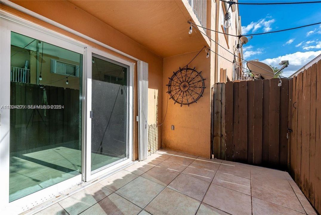 For Rent: $2,300 (2 beds, 2 baths, 900 Square Feet)