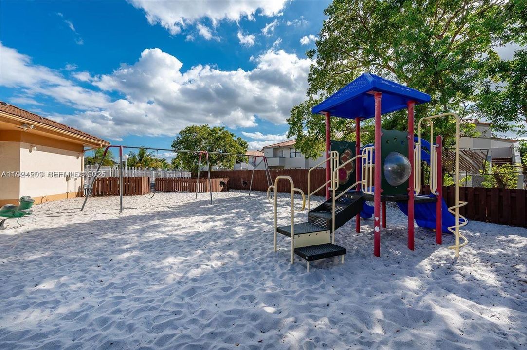 For Rent: $2,300 (2 beds, 2 baths, 900 Square Feet)