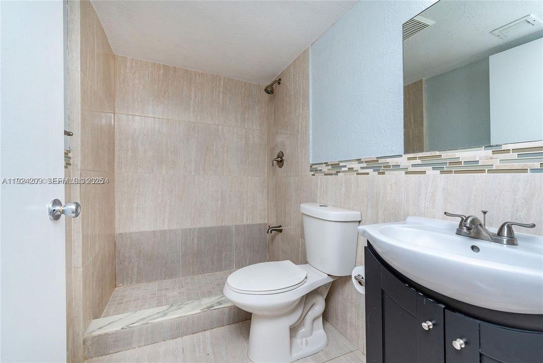 For Rent: $2,300 (2 beds, 2 baths, 900 Square Feet)