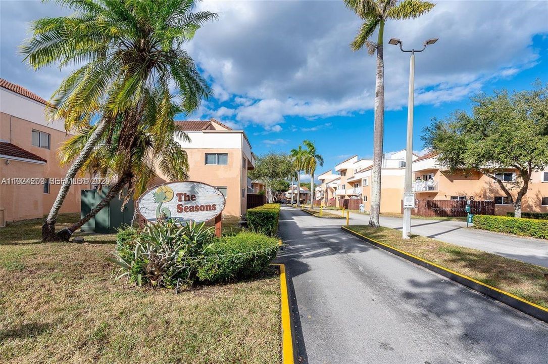 For Rent: $2,300 (2 beds, 2 baths, 900 Square Feet)