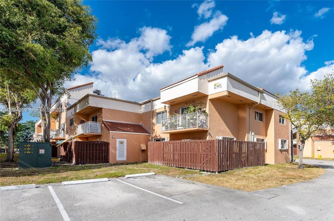 For Rent: $2,300 (2 beds, 2 baths, 900 Square Feet)