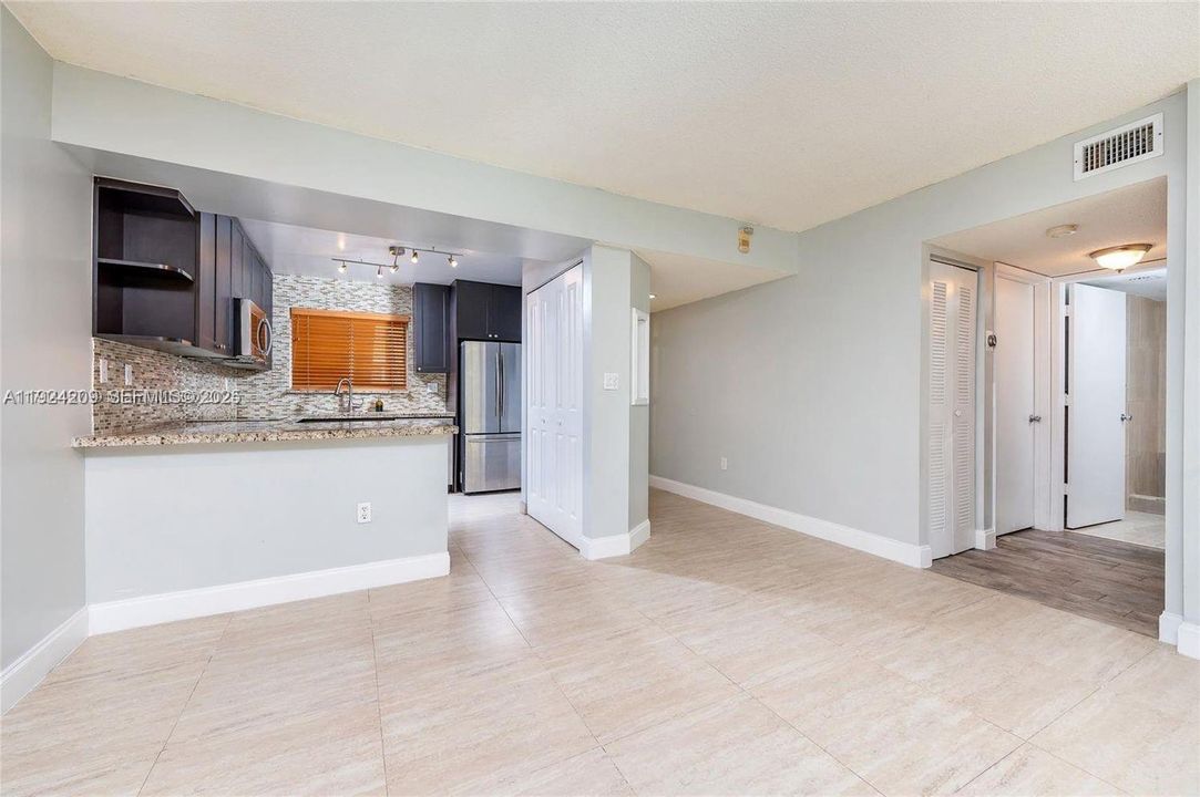 For Rent: $2,300 (2 beds, 2 baths, 900 Square Feet)