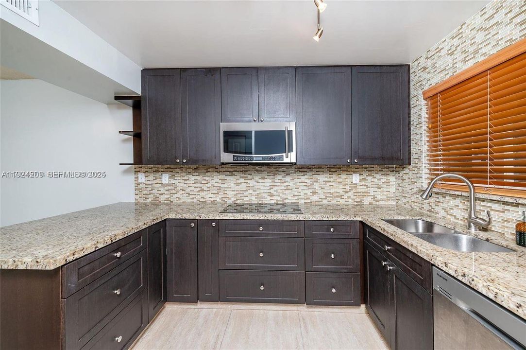 For Rent: $2,300 (2 beds, 2 baths, 900 Square Feet)