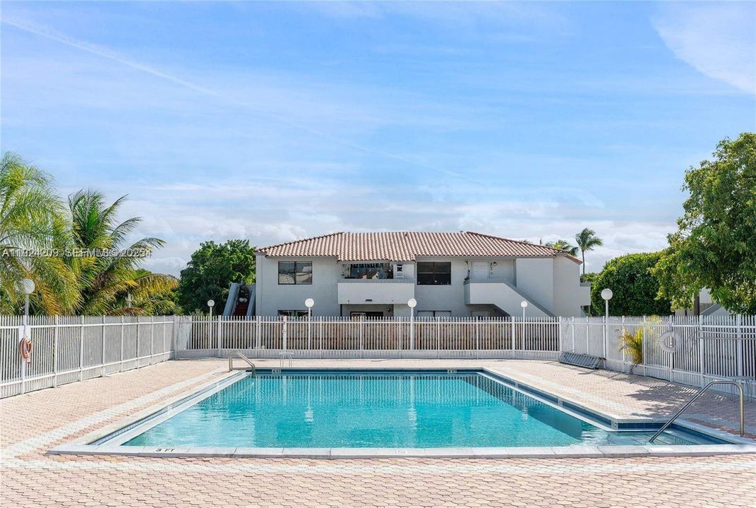 For Rent: $2,300 (2 beds, 2 baths, 900 Square Feet)