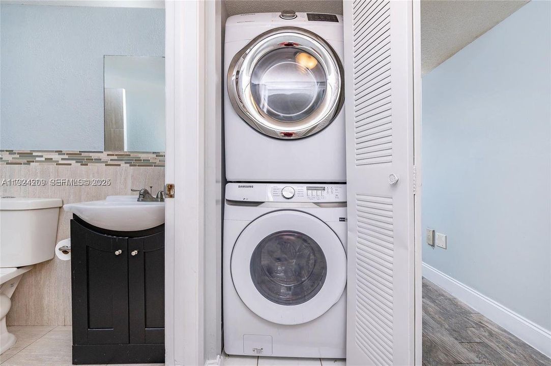 For Rent: $2,300 (2 beds, 2 baths, 900 Square Feet)