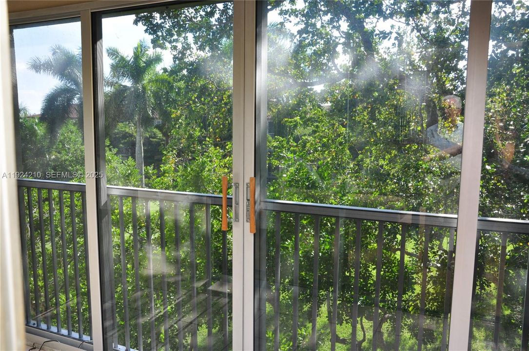 For Sale: $185,000 (2 beds, 2 baths, 1052 Square Feet)