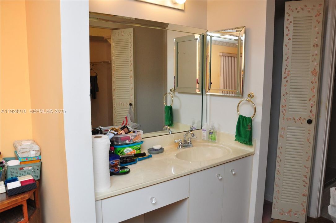 For Sale: $185,000 (2 beds, 2 baths, 1052 Square Feet)