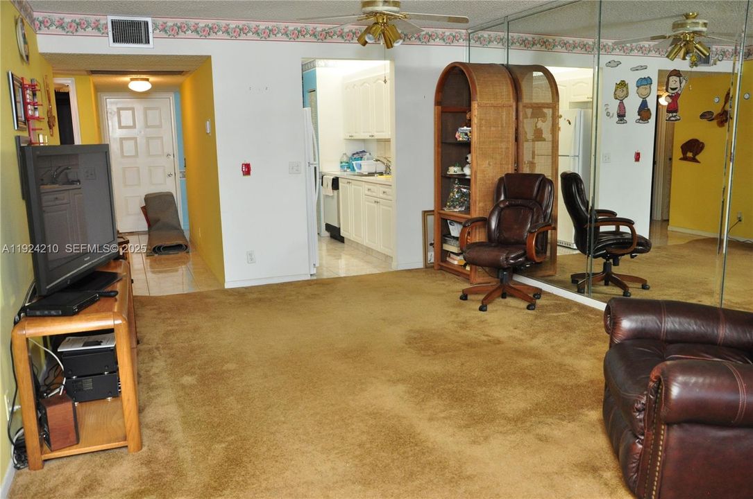 For Sale: $185,000 (2 beds, 2 baths, 1052 Square Feet)