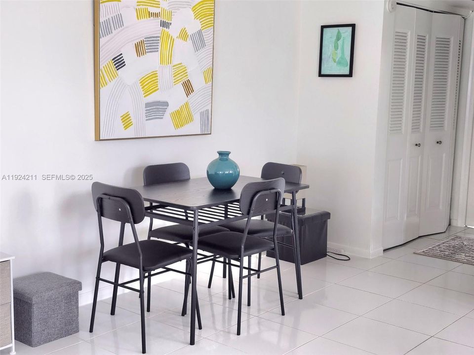 For Sale: $94,599 (1 beds, 1 baths, 702 Square Feet)