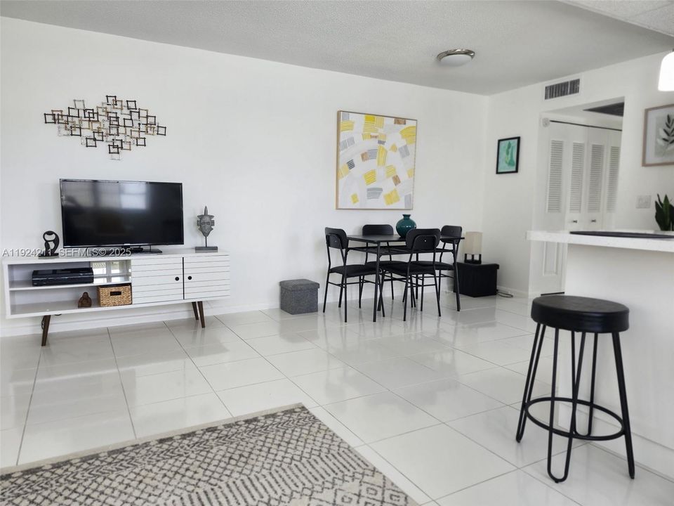 For Sale: $94,599 (1 beds, 1 baths, 702 Square Feet)