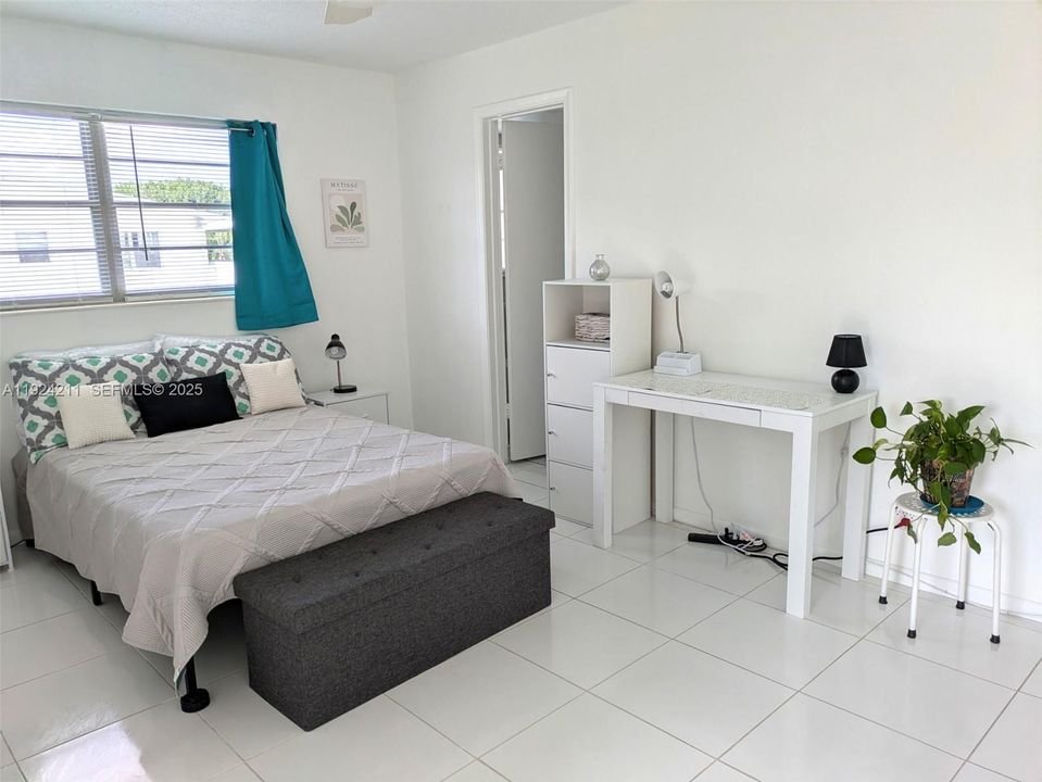 For Sale: $94,599 (1 beds, 1 baths, 702 Square Feet)