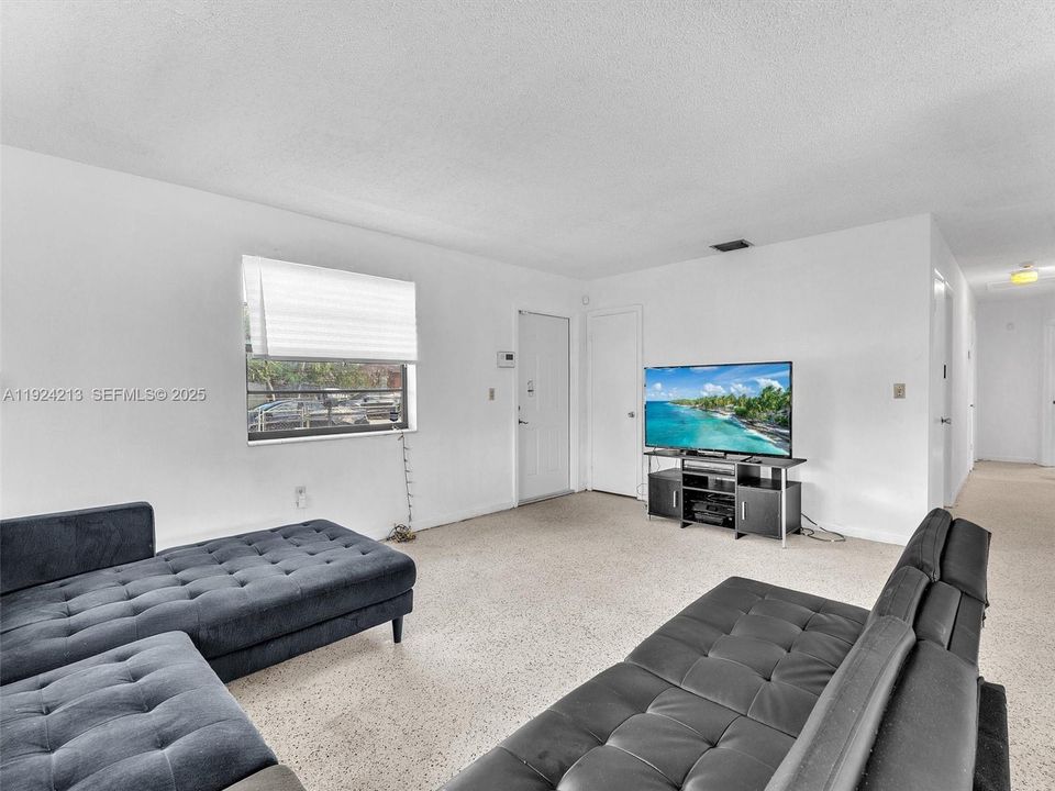 待售: $450,000 (3 贝兹, 1 浴室, 1125 平方英尺)