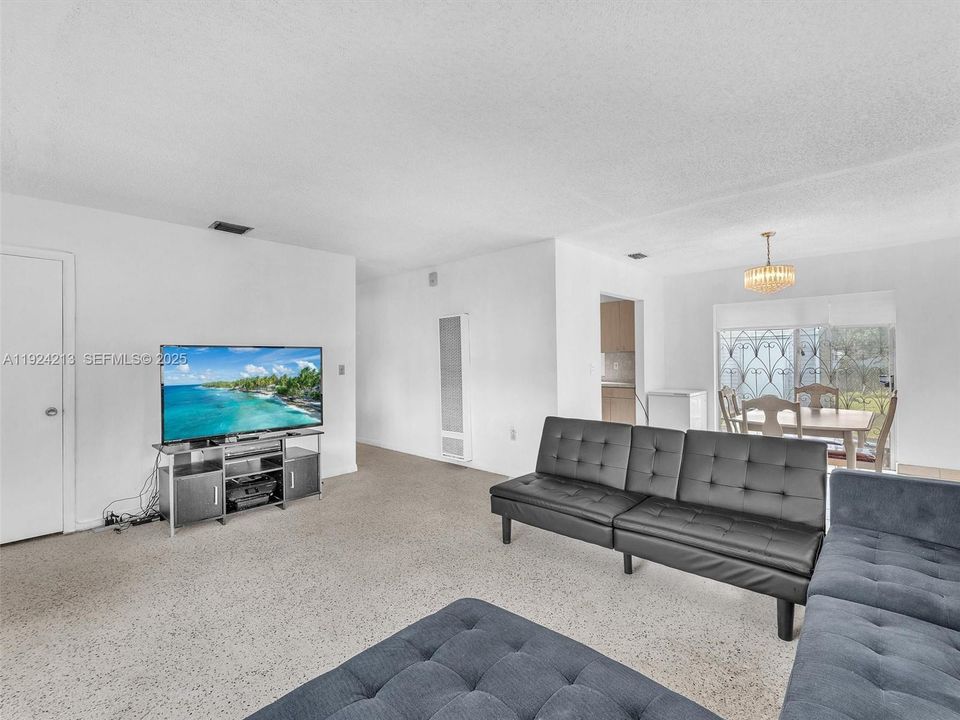 待售: $450,000 (3 贝兹, 1 浴室, 1125 平方英尺)