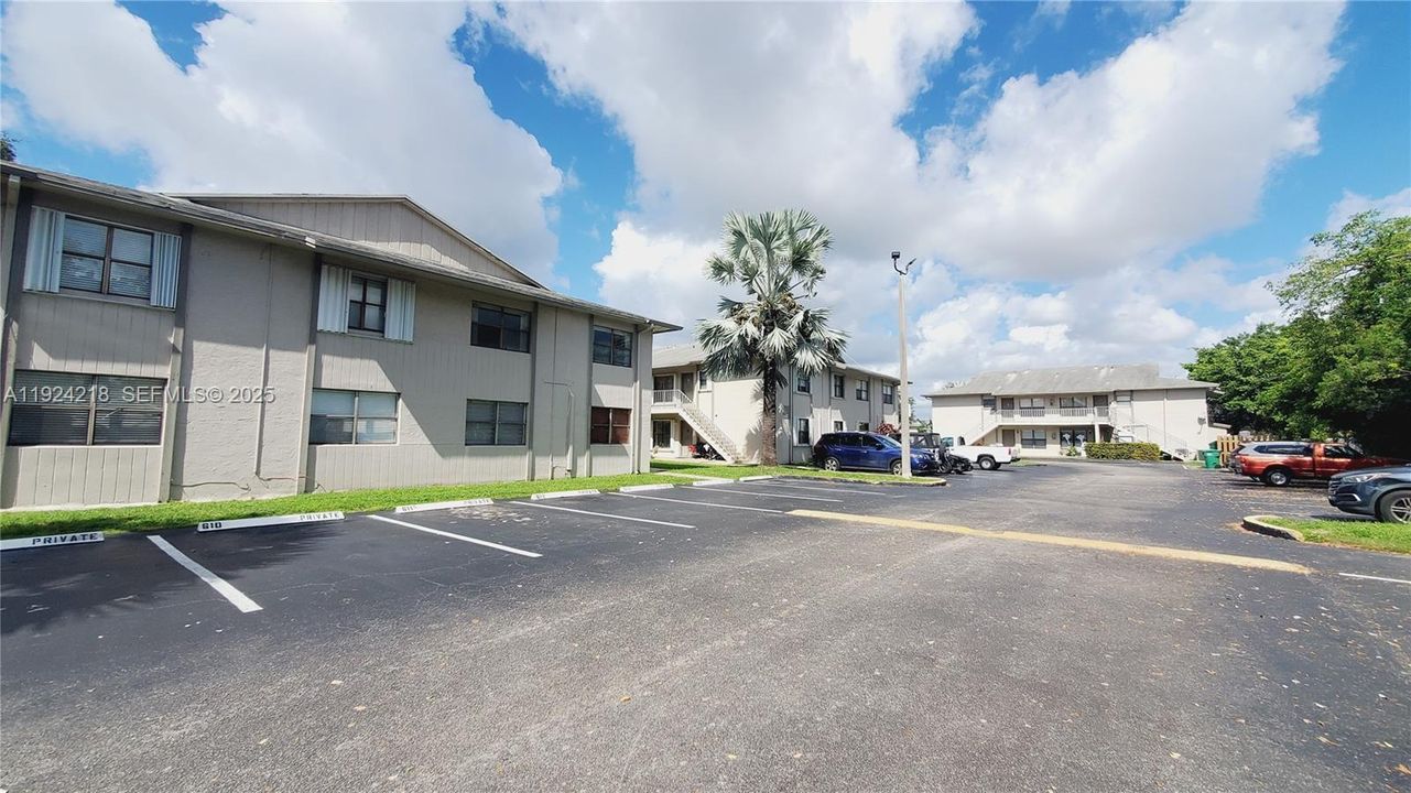 For Sale: $249,000 (2 beds, 2 baths, 750 Square Feet)