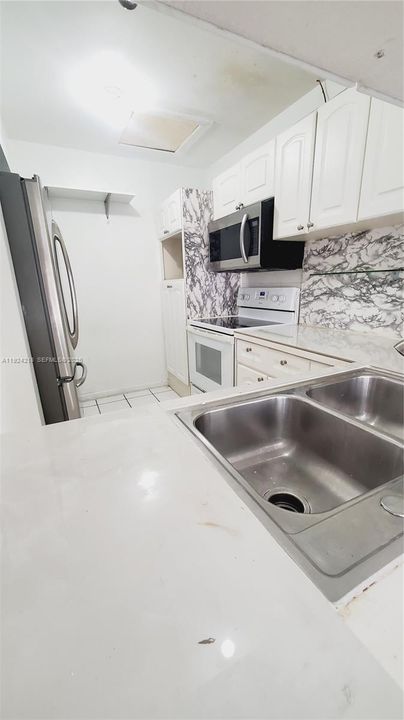 For Sale: $249,000 (2 beds, 2 baths, 750 Square Feet)