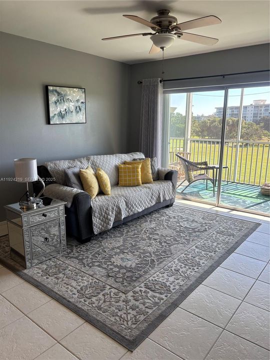 出租: $1,800 (1 贝兹, 1 浴室, 900 平方英尺)