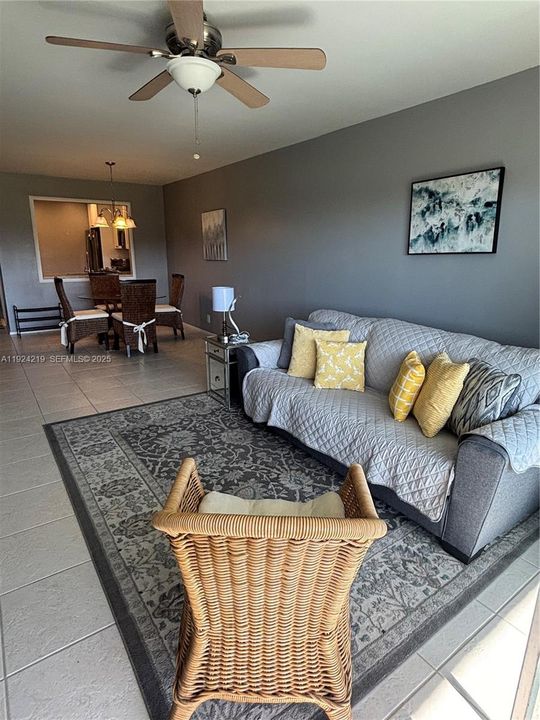 出租: $1,800 (1 贝兹, 1 浴室, 900 平方英尺)