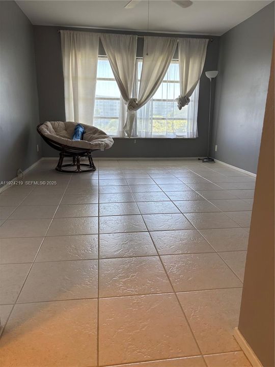 出租: $1,800 (1 贝兹, 1 浴室, 900 平方英尺)