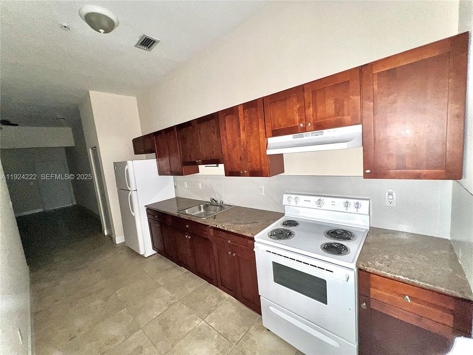 For Rent: $1,800 (1 beds, 1 baths, 700 Square Feet)