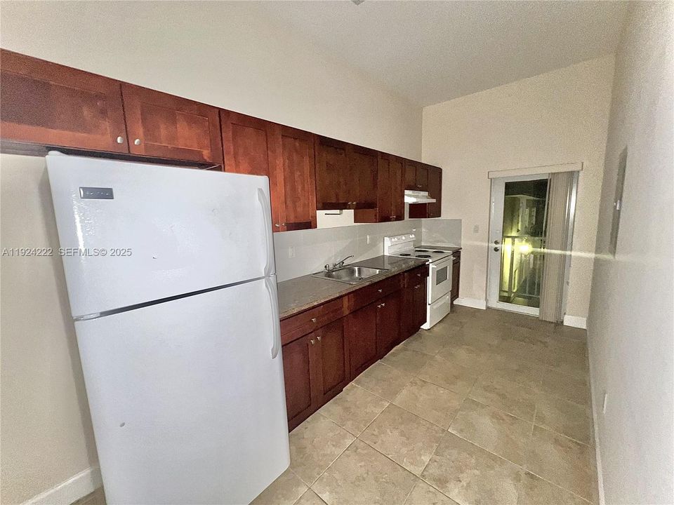 For Rent: $1,800 (1 beds, 1 baths, 700 Square Feet)