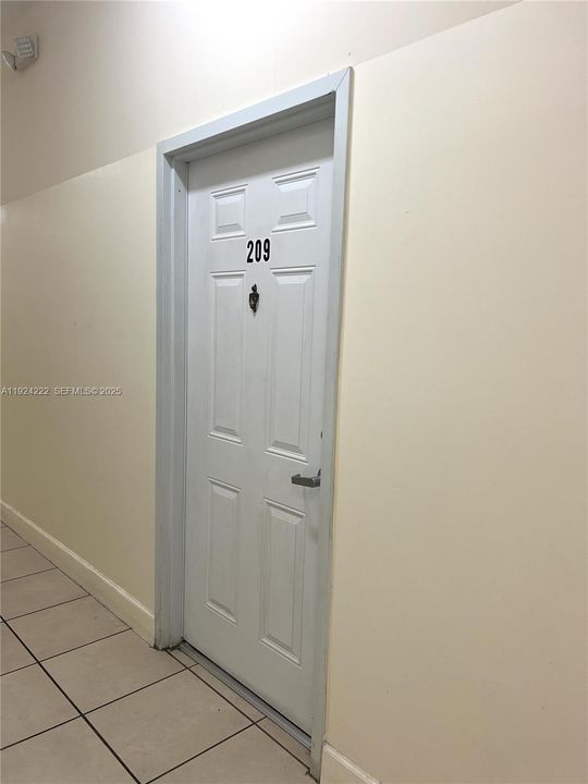 For Rent: $1,800 (1 beds, 1 baths, 700 Square Feet)