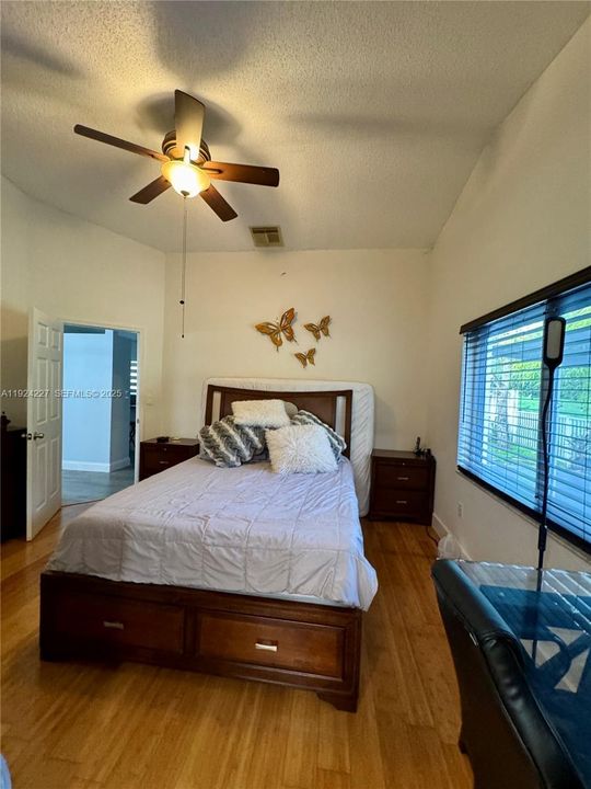 For Rent: $3,900 (4 beds, 2 baths, 1510 Square Feet)