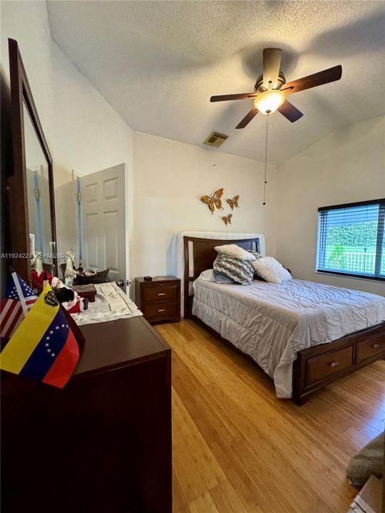 For Rent: $3,900 (4 beds, 2 baths, 1510 Square Feet)