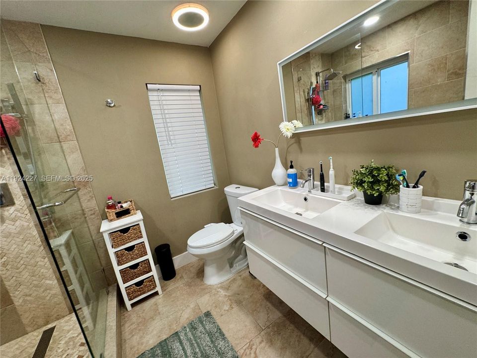 For Rent: $3,900 (4 beds, 2 baths, 1510 Square Feet)