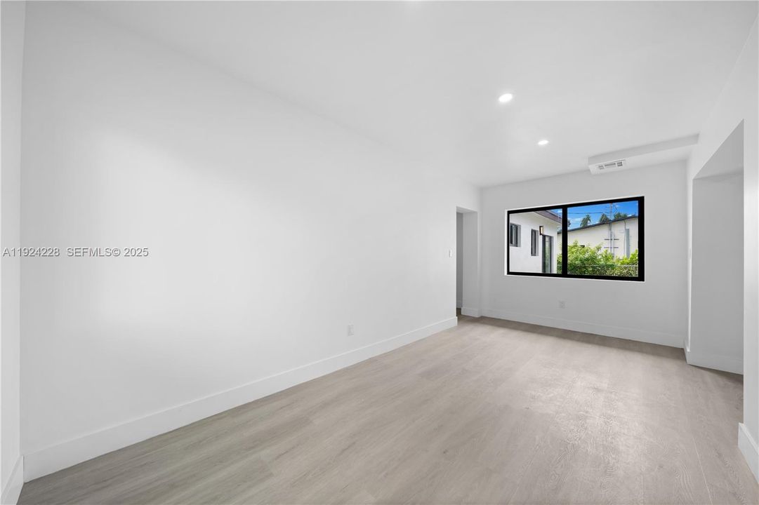 В аренду: $3,990 (6 спален, 3 ванн, 2329 Квадратных фут)