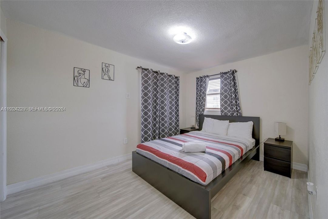 出租: $2,200 (2 贝兹, 1 浴室, 4648 平方英尺)