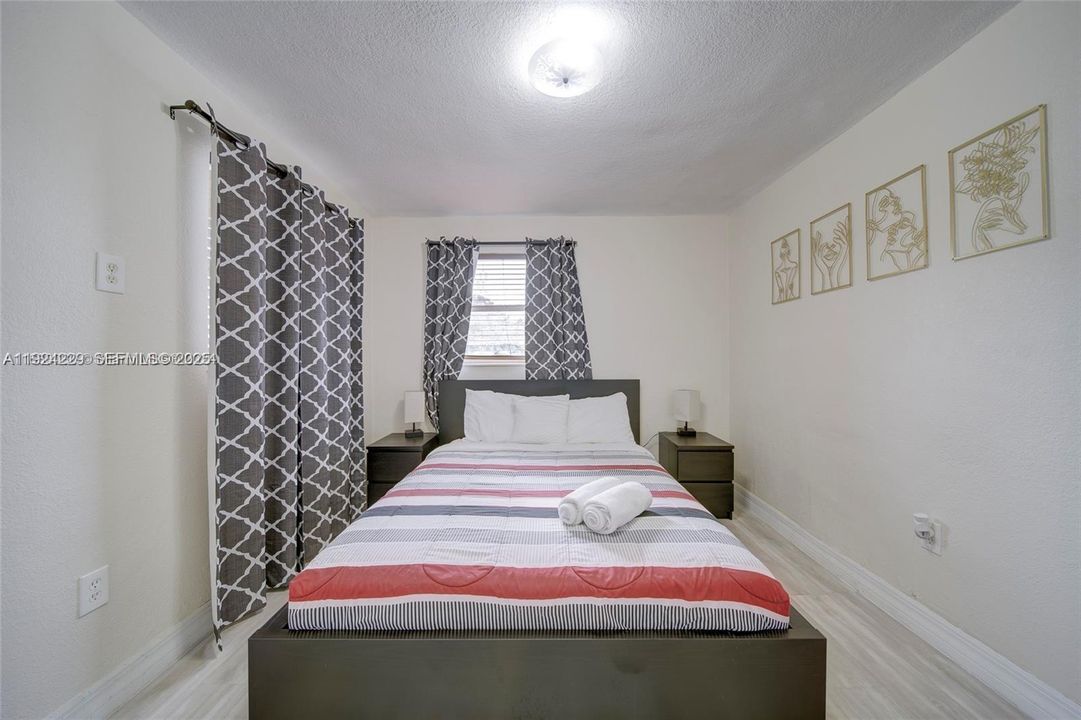 出租: $2,200 (2 贝兹, 1 浴室, 4648 平方英尺)