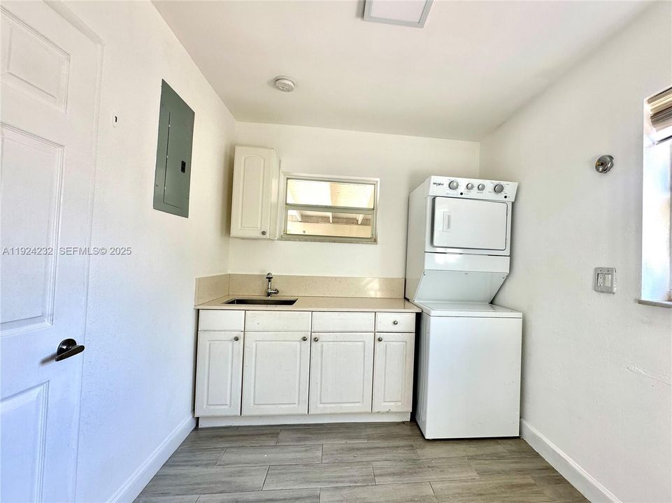 For Rent: $3,700 (3 beds, 2 baths, 1628 Square Feet)