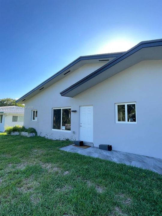 For Rent: $4,000 (3 beds, 2 baths, 1050 Square Feet)