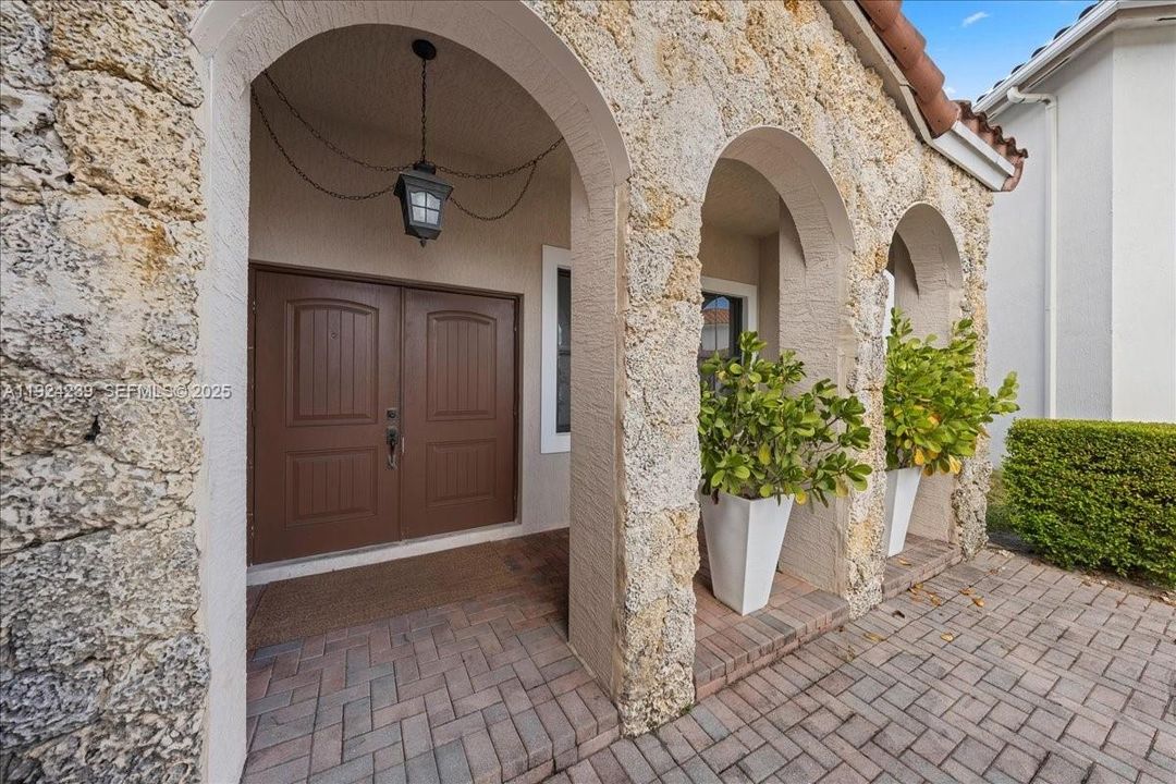 For Sale: $1,135,000 (5 beds, 4 baths, 3010 Square Feet)