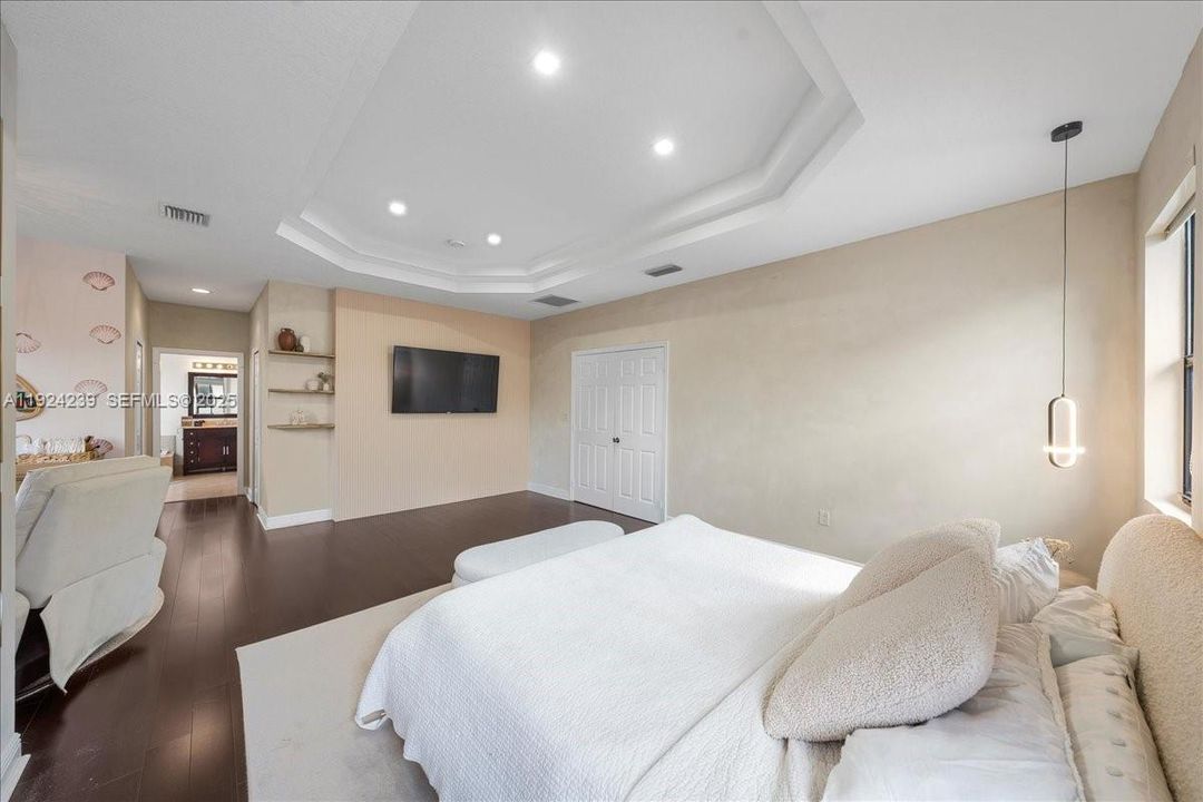 For Sale: $1,135,000 (5 beds, 4 baths, 3010 Square Feet)