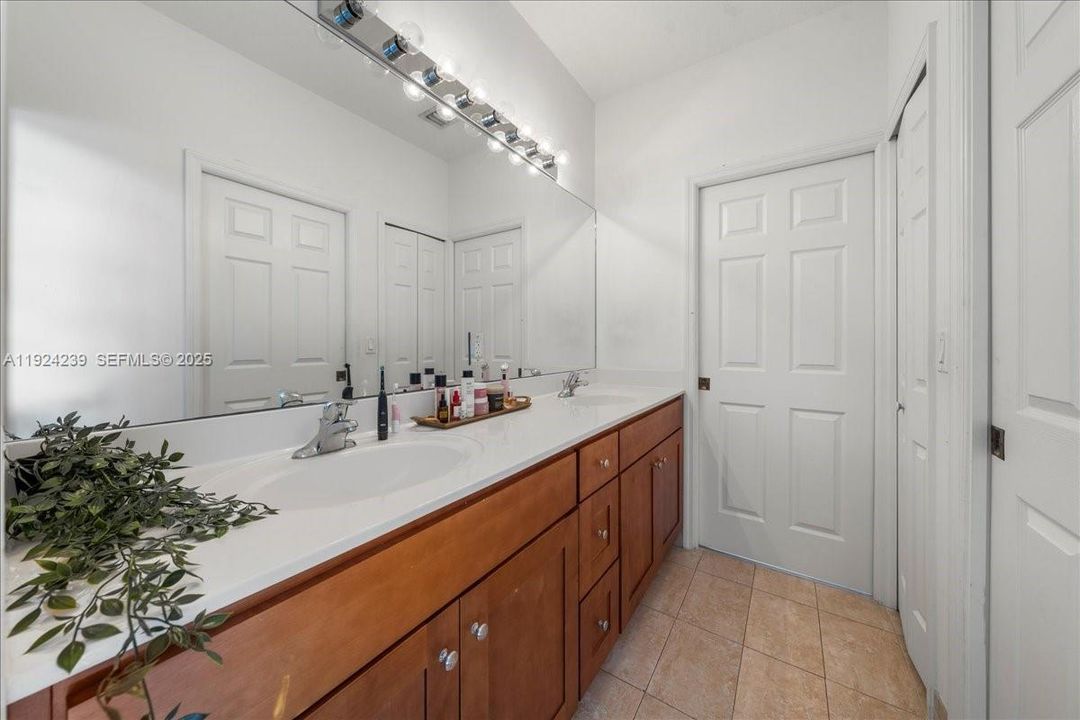 For Sale: $1,135,000 (5 beds, 4 baths, 3010 Square Feet)